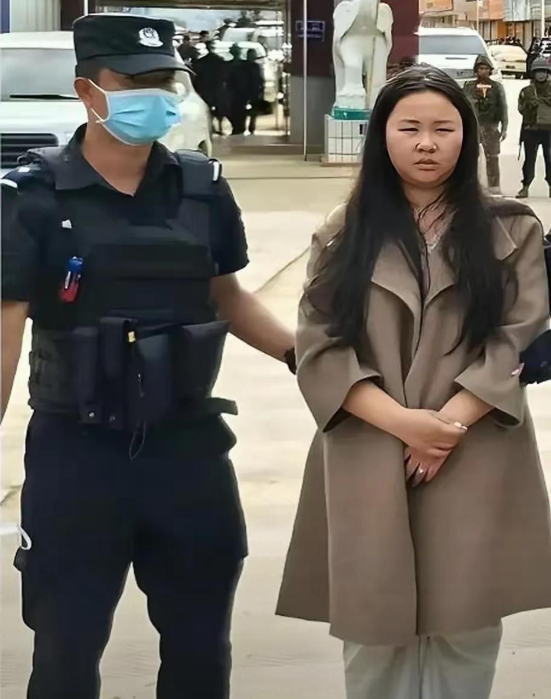 临死时的明珍珍在看守所待了几年后变得瘦了，皮肤也白了，和刚被抓时判若两人。或许是因为东南亚气候原因，