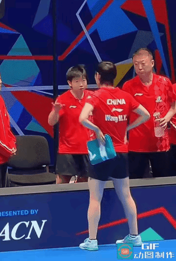 马琳差点就插上嘴！哈哈哈哈这个名场面太经典了孙颖莎正对着王曼昱认真比划、沉浸式沟