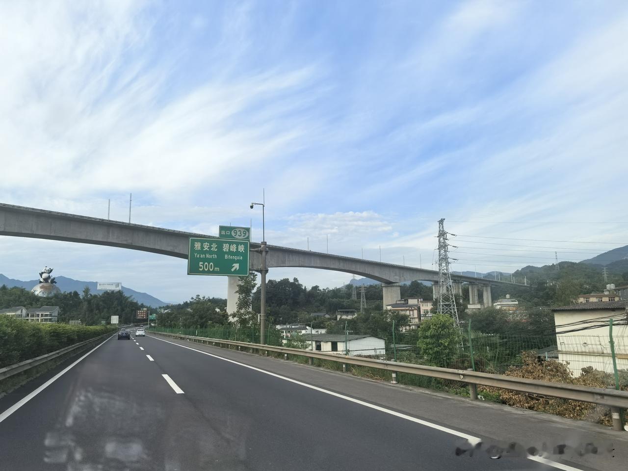 施工中的川藏铁路！图1-3是在雅安城外的高速路上拍摄的，图4-6是在新都桥附近拍