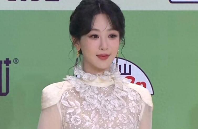 同样是“国民闺女”，关晓彤和杨紫，完全走上了不同的道路。说到关晓彤和杨紫，她们