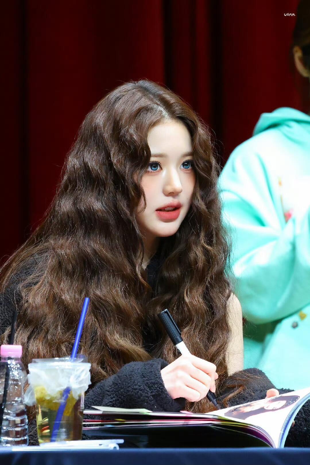 羊毛卷发型在doll感这块配上张元英的脸完全就是我心中完美doll….💕