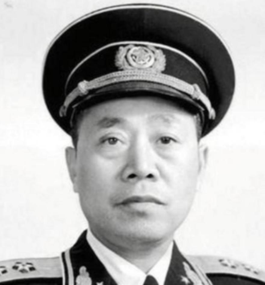 1942年，海匪头子孙二虎跟新四军将领陶勇一块洗澡，突然有人急忙跑过来，塞给孙二