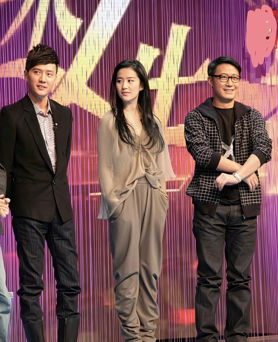 那件被笑过“睡袍”的灰西装，没变，但世界看它的眼神，早不一样了。1200万不是