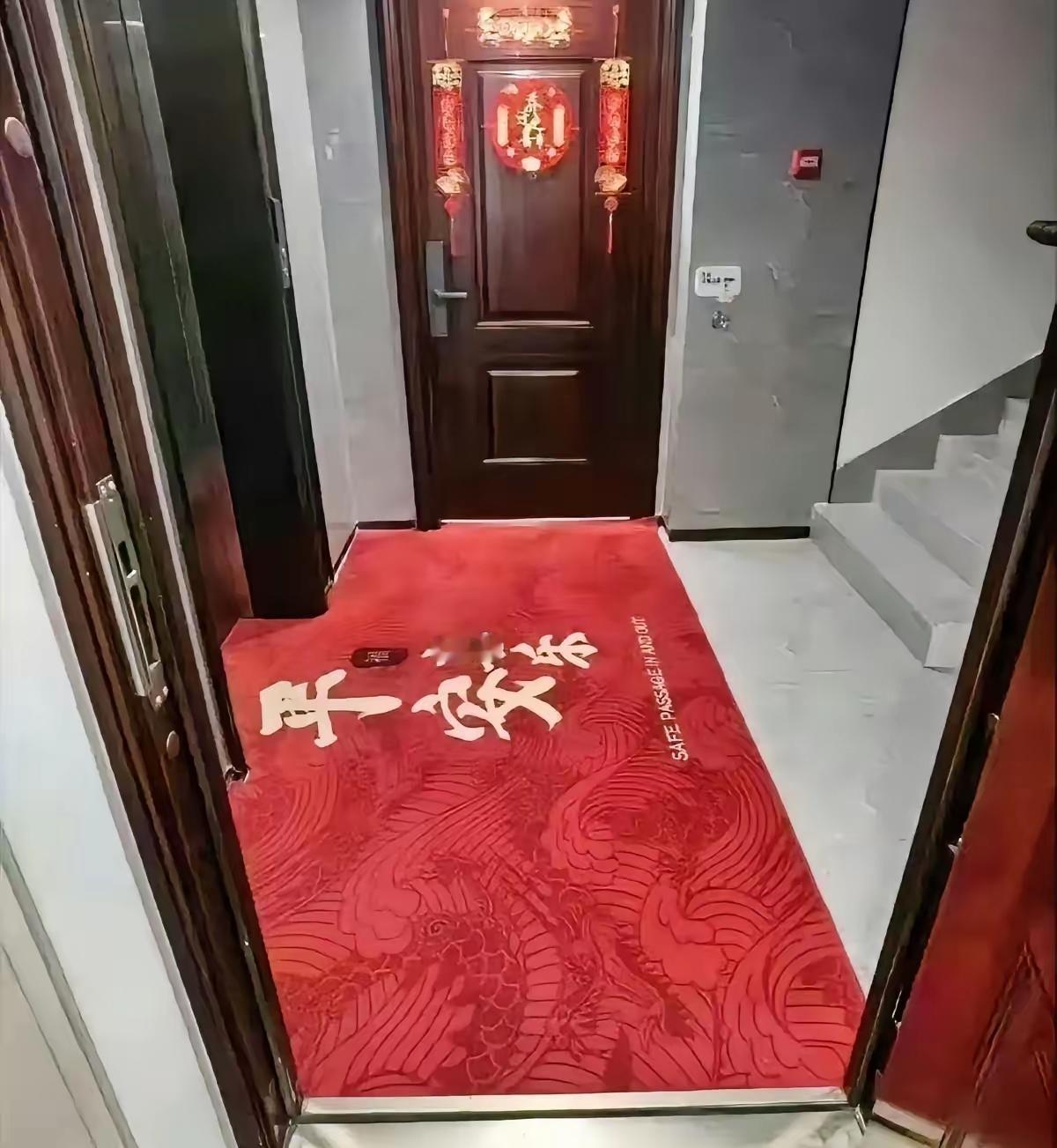 这一块地毯，除了感谢邻居，还能怎么办[笑着哭]