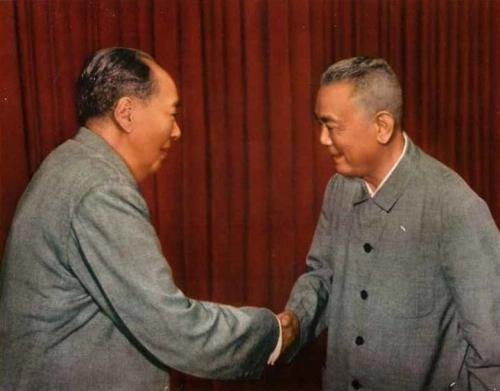 “‘大叛徒’头子来了，今天我要和‘大叛徒’坐在一起看戏！”1967年，毛主席邀请