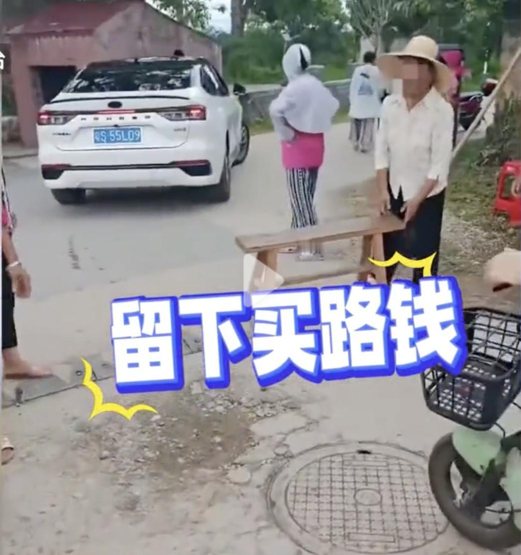 这下压力给到江西文旅了！江西吉安，外地游客在路过一座村子时，遇到村民拦路收费，收