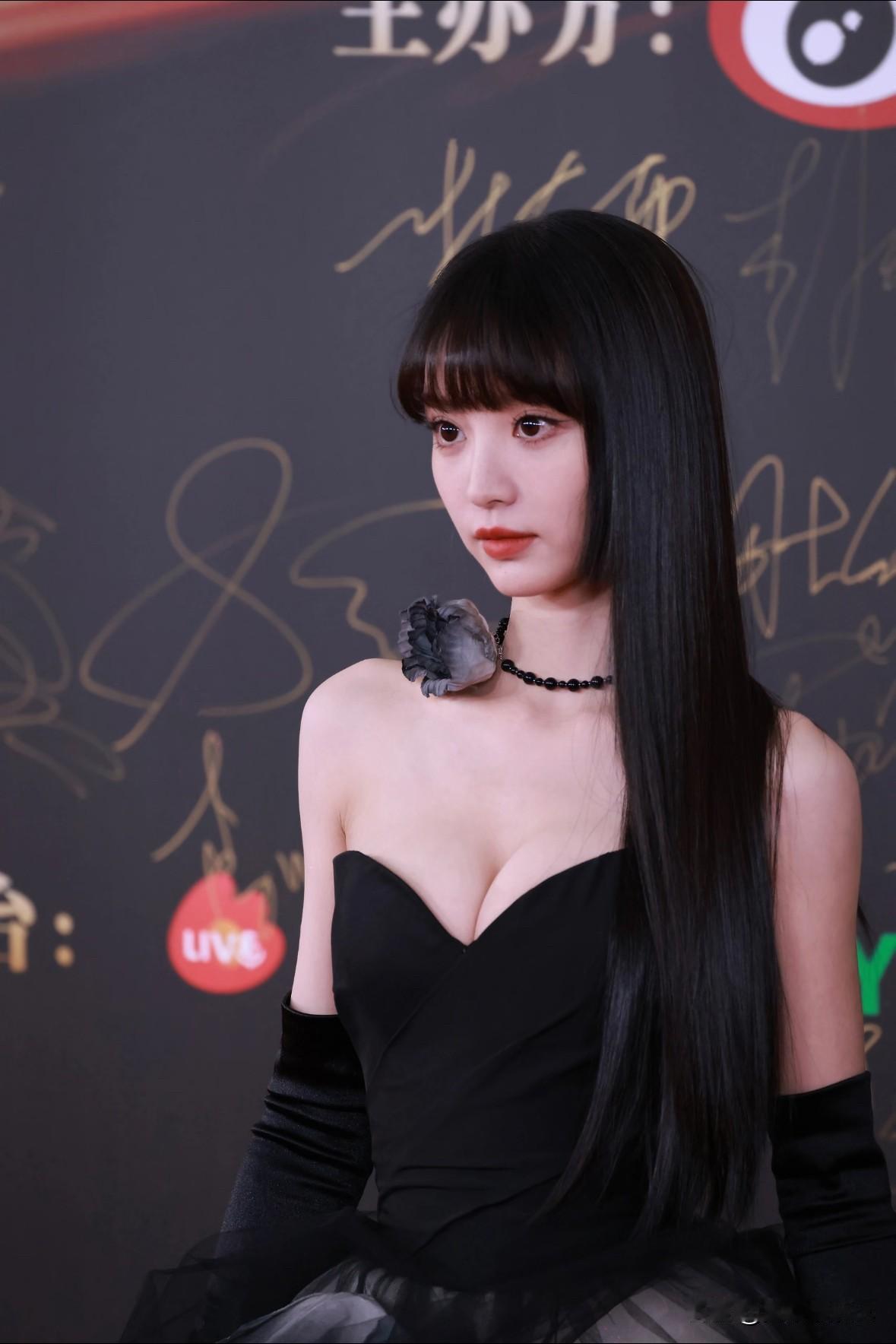 甜妹的脸，魔鬼的身材！