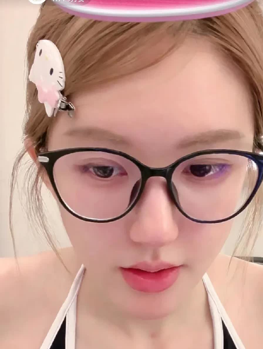 难怪赵露思会被银河酷娱牵着鼻子走看看她以前干的事不大聪明的样子…当年她刚