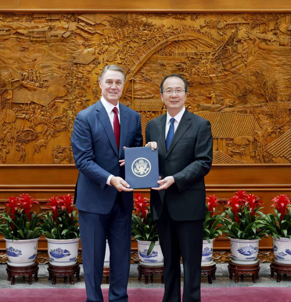 美国新大使，到中国就交文件嘿，你听说了吗？美国新来的大使