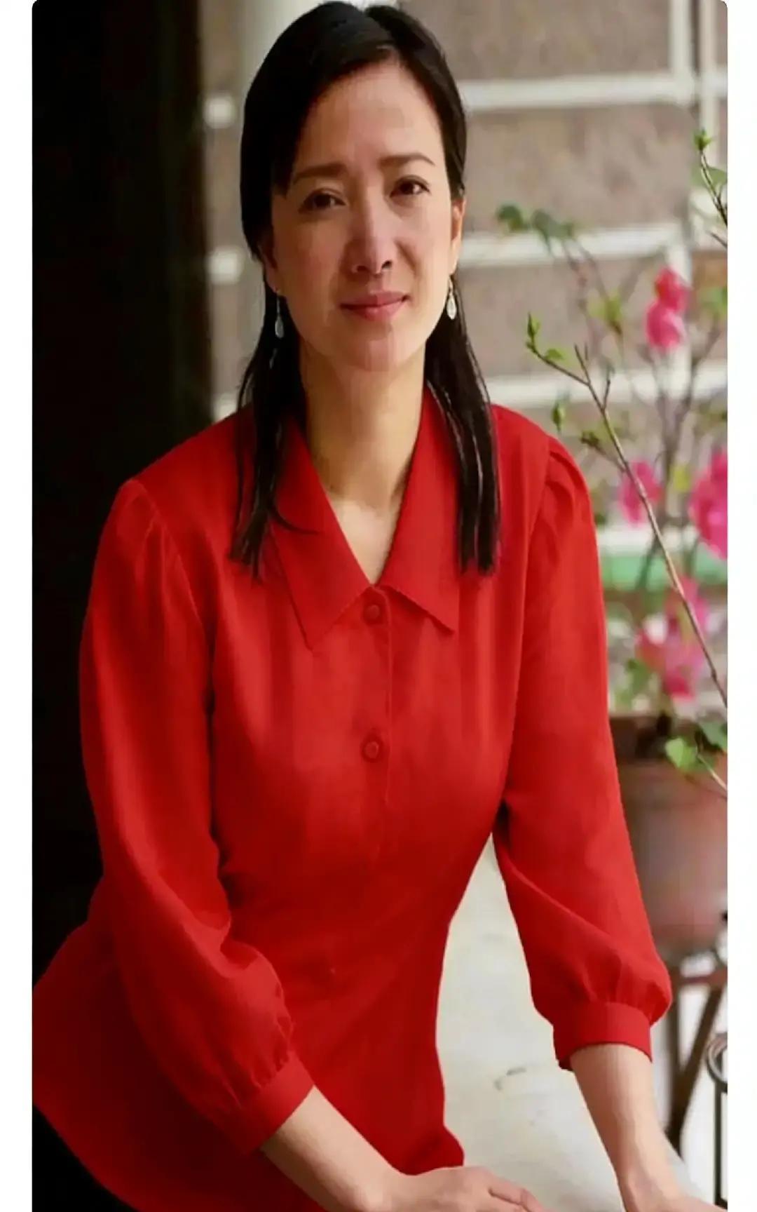 她因为一个耳光，砸了央视的“金饭碗”。这不是戏，是1993年真实发生在化妆