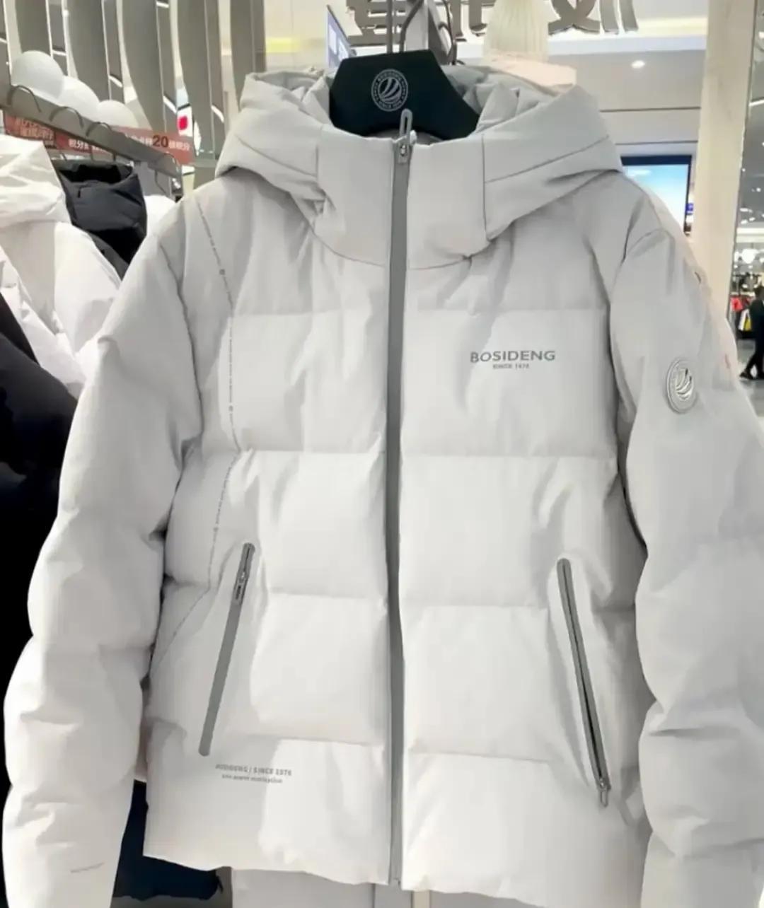 去年花一千块买了件高充绒的深灰羽绒服，当时觉得耐脏又保暖，还赶上打折，美滋滋拎回