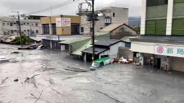 台风“桦加沙”重创台湾！花莲堰塞湖溃坝，1亿方泥石流淹小镇，14人遇难，隐患早埋
