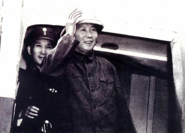 1945年8月28日，毛泽东飞抵重庆。走下舷梯时，他头戴一顶考究的盔式太阳帽，身