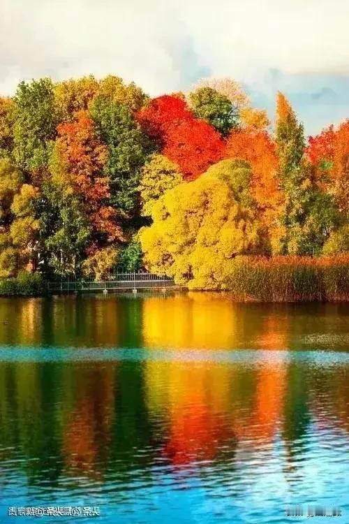 这句上联非常美，画面感极强。从结构上看，是“名词叠词（山山）+形容词/名词（黄