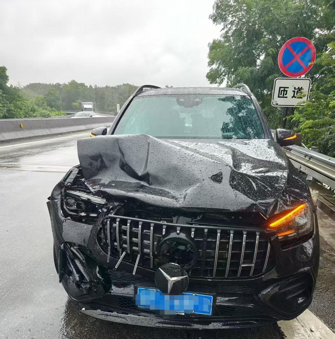 奔驰GLE撞成废铁，4S店一句等保险，保险一句没方案，俩月没人管车。车主天天打