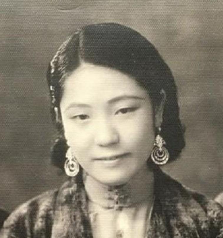 1919年，军官陈济棠看上了戏子莫秀英，得知她身上有两处特别，认为她旺夫益子，赶
