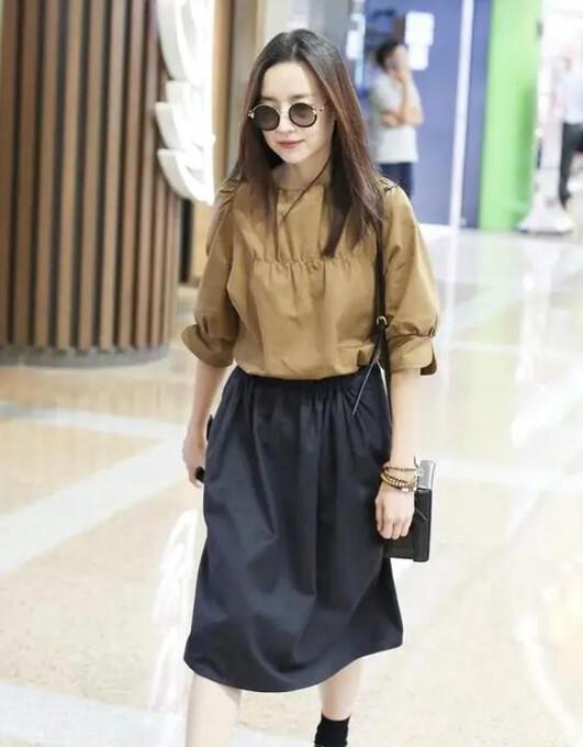 董洁身上的这款土棕色，它是颇具特点的。它并非像平日里常见的棕色那般老气，反而因颜