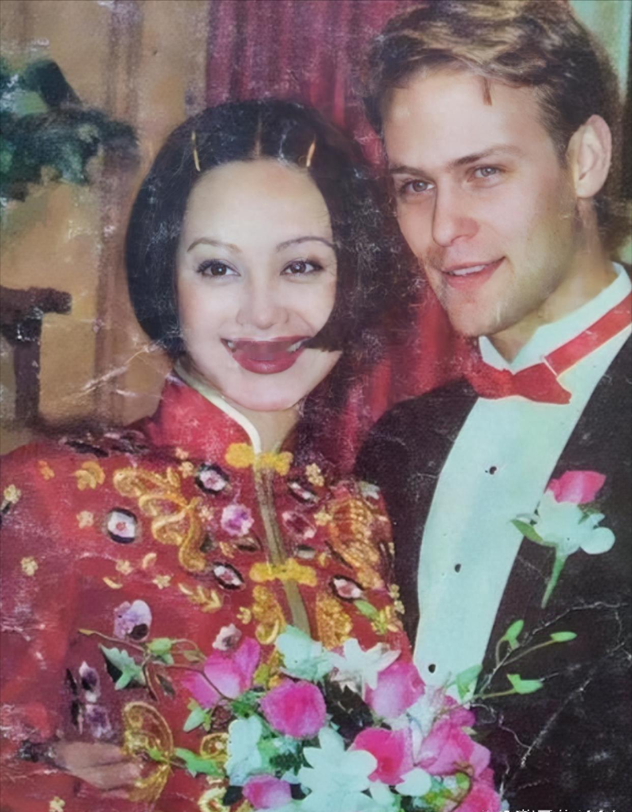 这是宁静和她第一任丈夫保罗的合影，看上去非常登对。两人在1996年共同合作过电影