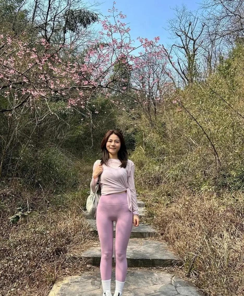 空山春信云把山尖轻轻托起来我坐的石头刚落完最后一声鸟鸣你去年留的脚印