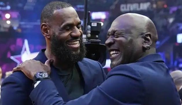 詹姆斯汗颜啊！ 近日，篮球传奇迈克尔-乔丹接受采访时，被问到关于GOAT（史