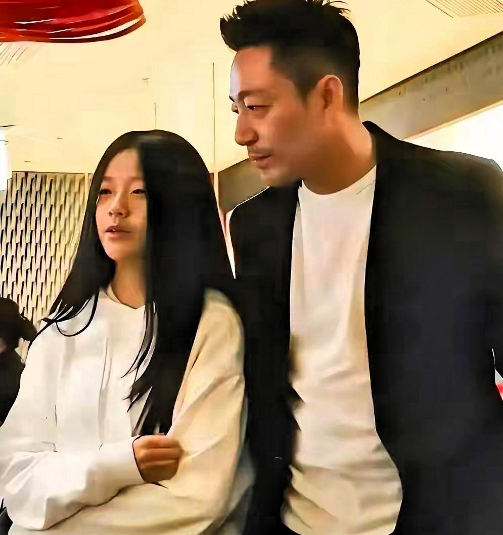 十二岁的小玥儿迎来小学毕业典礼，这场属于童年收尾的仪式，她心底唯一的期盼，从来不