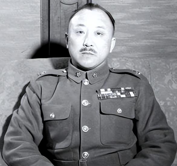 1950年，国民党陆军二级上将卫立煌在香港街头闲逛，忽听身后有人喊："这不是卫立