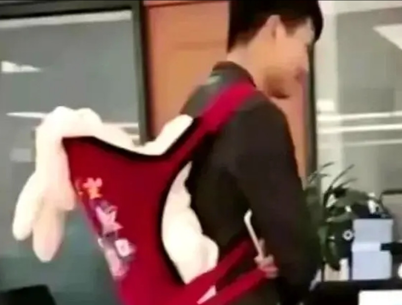 贵州某民政局一对小夫妻去离婚，丈夫背着两个月大的孩子。工作人员问谁提的离婚，