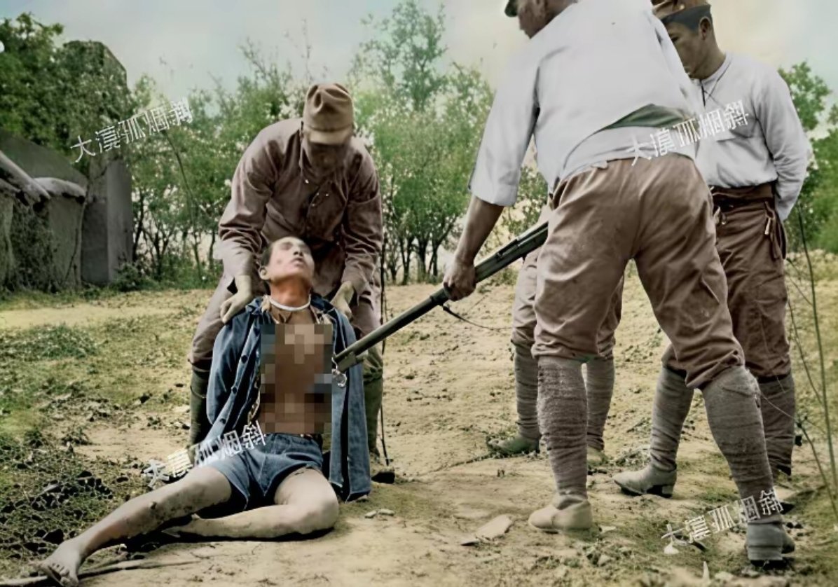 这名国军士兵被日寇当成肉靶，捅倒后又被强拽起来，接着连续捅刺，胸腹上全是密密麻麻