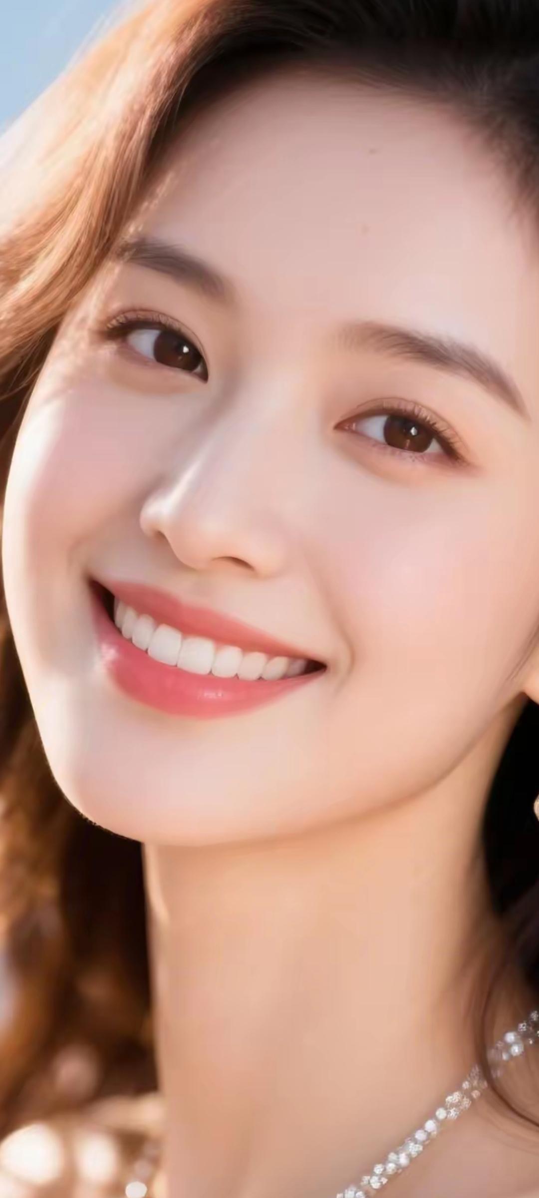 阳光下的微笑，闪耀的珍珠项链，满满的幸福感！🌞💖✨