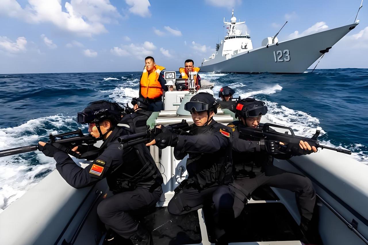 【硬核短评】中国海军第48批护航编队，唐山舰、大庆舰、太湖舰，正在亚丁湾反海盗、