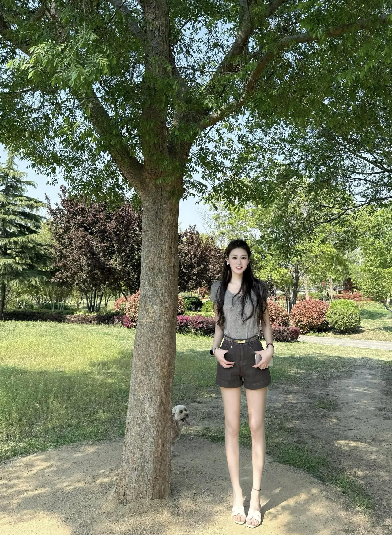 绿树阴中见美人，笑语盈盈暗香来。