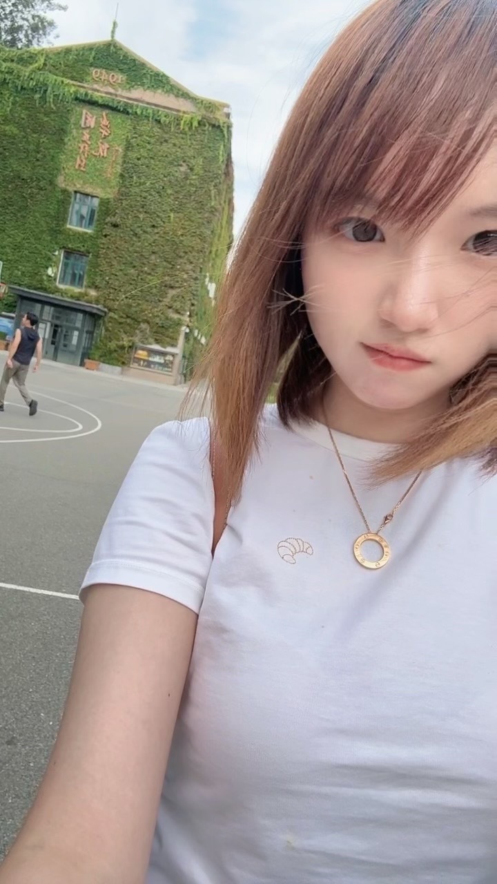 那天从伦敦回来去秦皇岛，飞的是北京。到北京的时候是下午，因为是晚上的高铁就在二环
