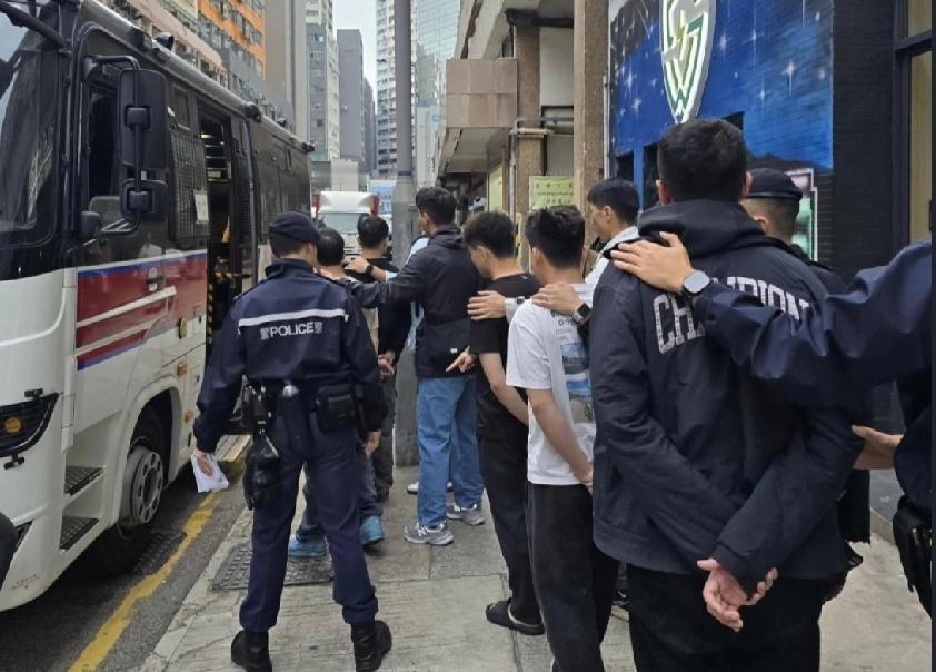 新界南总区机动部队与葵青、荃湾、沙田、大屿山及机场警区，联同入境事务处，昨日（2