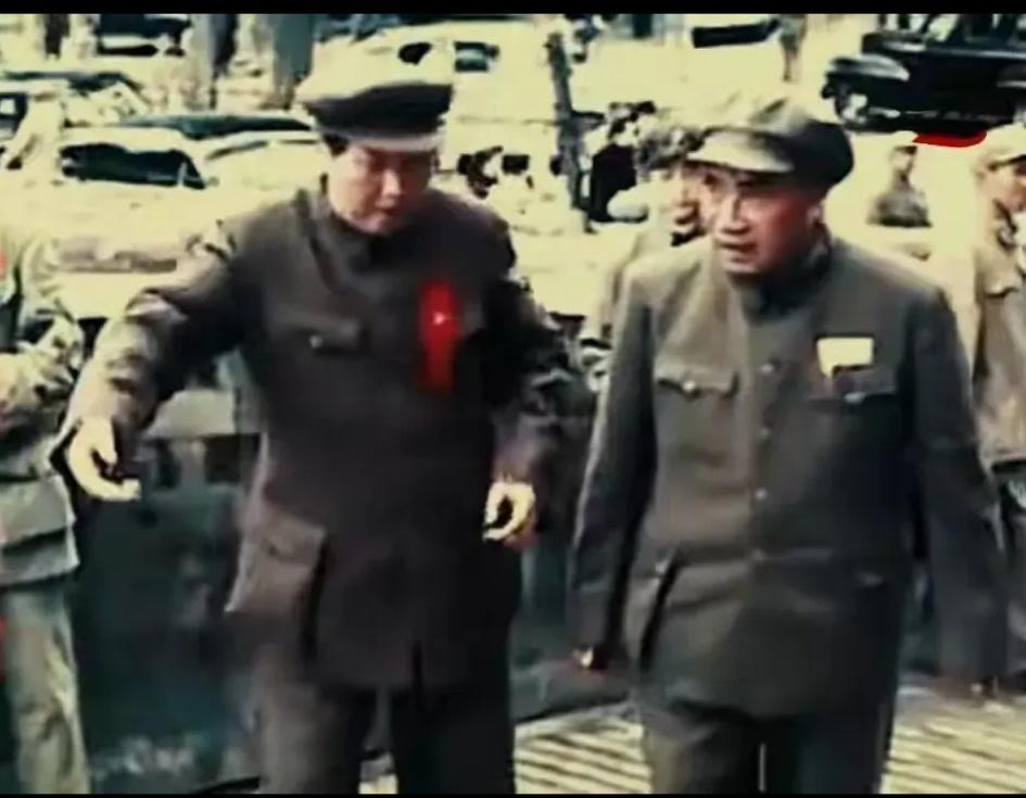 毛主席伸手为朱老总引路，二人一同登上城楼，同心见证开国盛典。毛主席特意伸出手