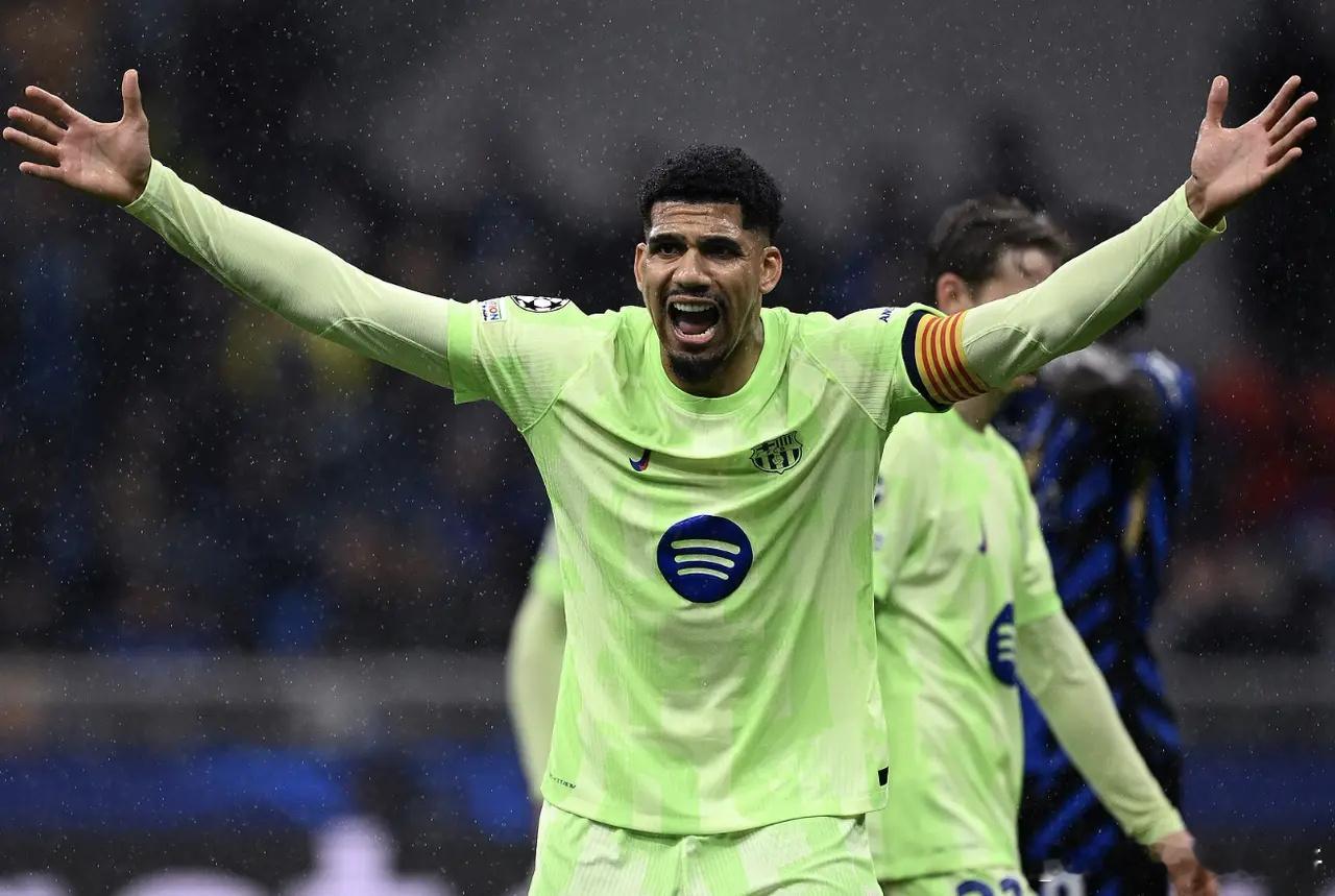 泪目！26岁巴萨队长一把抱起60岁弗里克：感谢父亲救了迷路的儿子北京时间2月4日