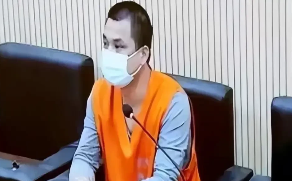 四川宜宾，男子因酒后驾驶被吊销驾驶证。驾驶证吊销期间，男子又驾驶机动车，将一老人