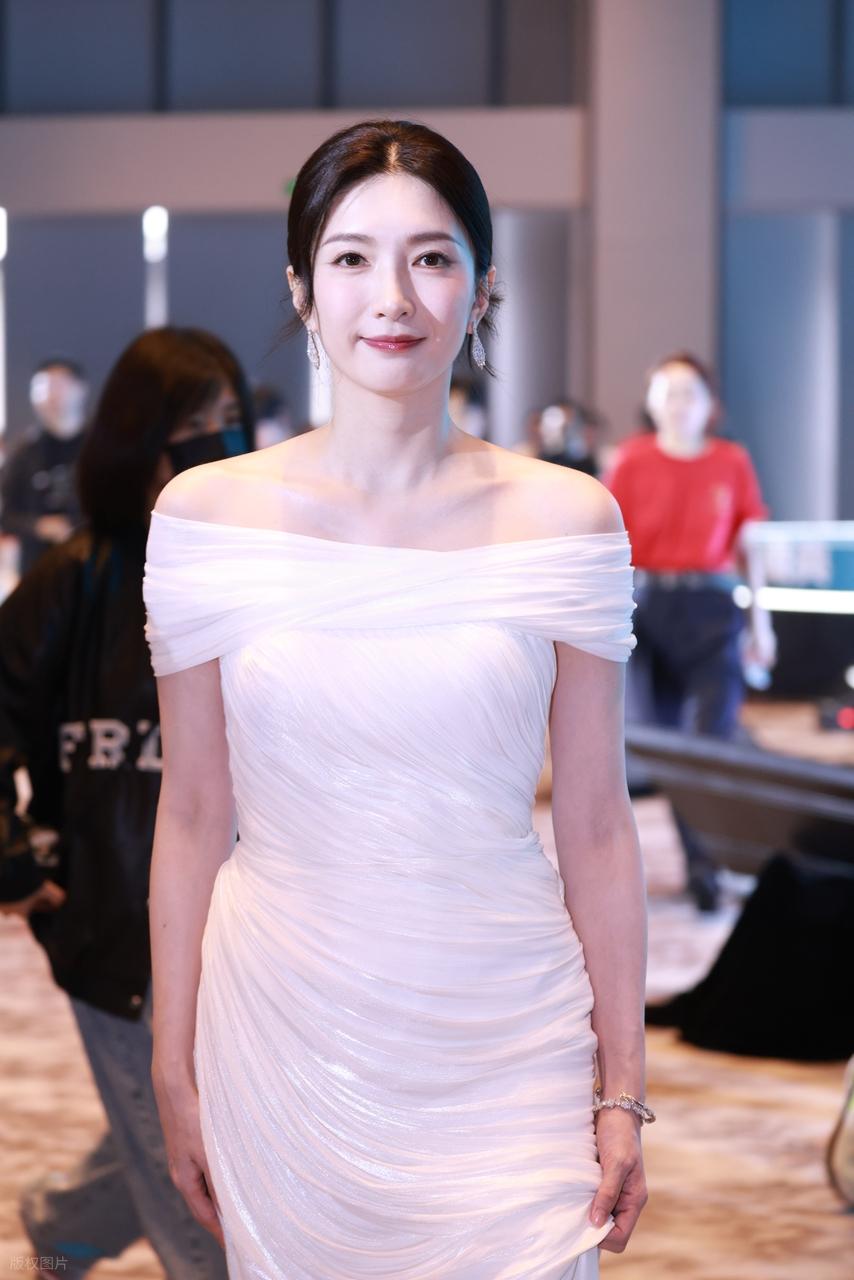 最近江疏影在出席时尚活动的时候穿了一件白色的抹胸裙，让她展现出了高贵之美。江