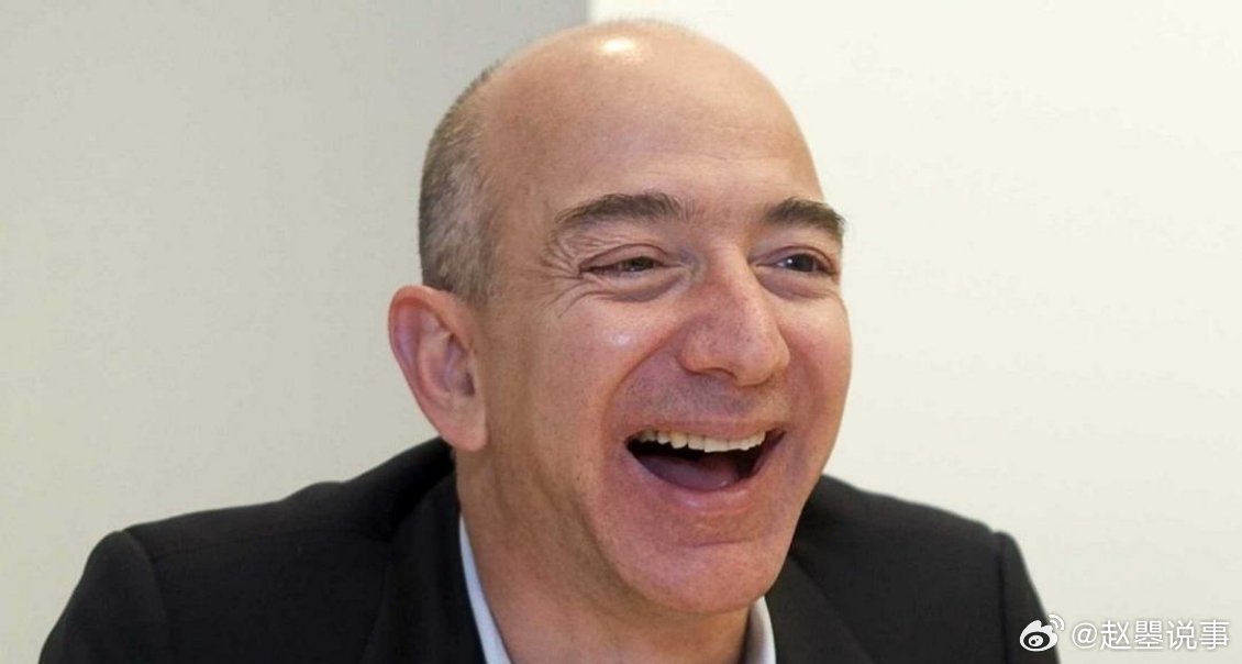 85克拉的粉钻也压不住那一秒钟的尴尬。世界首富杰夫·贝佐斯在奥斯卡红毯上，像个做