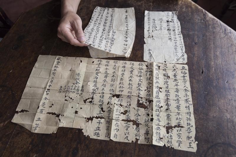 看这份清朝卖身契，真让人毛骨悚然。十一岁的周氏，花骨朵一般的年纪，却只值七两白银