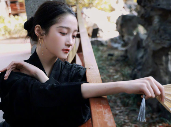 女演员关晓彤近照关晓彤出生于1997年，今年29岁。在演艺圈，关晓彤这个年龄算