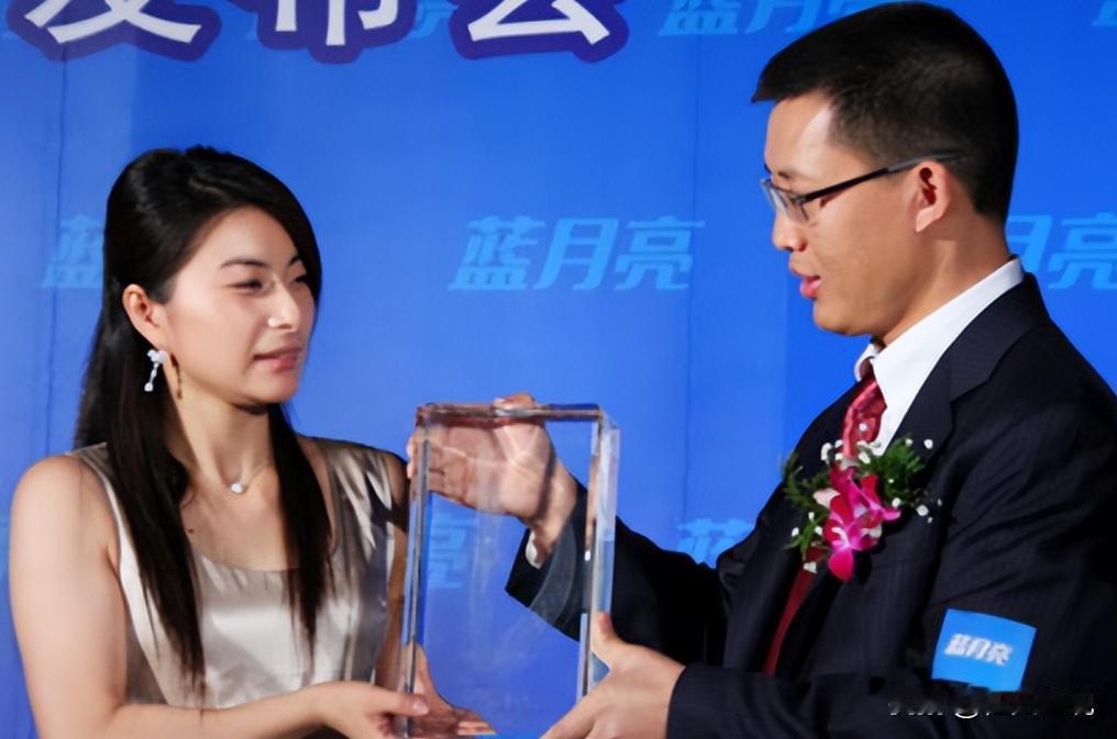2008年，跳水冠军郭晶晶以2亿高价代言蓝月亮，谁知初期销量惨淡，公司亏损的一塌