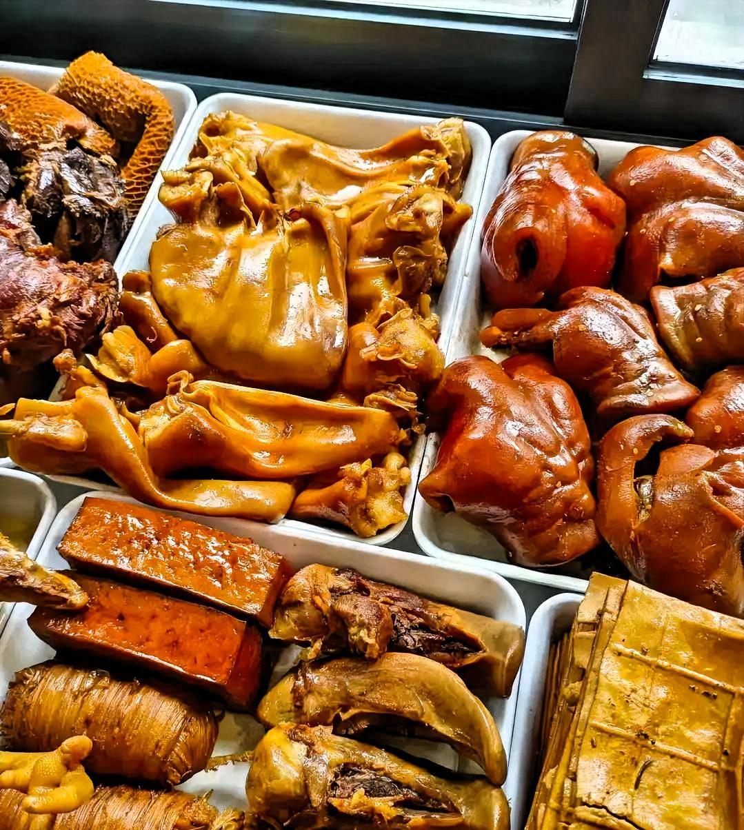 买卤味时撞见的一幕，暖到了心坎里去买卤味，一对50多岁夫妻买了个猪肘，90