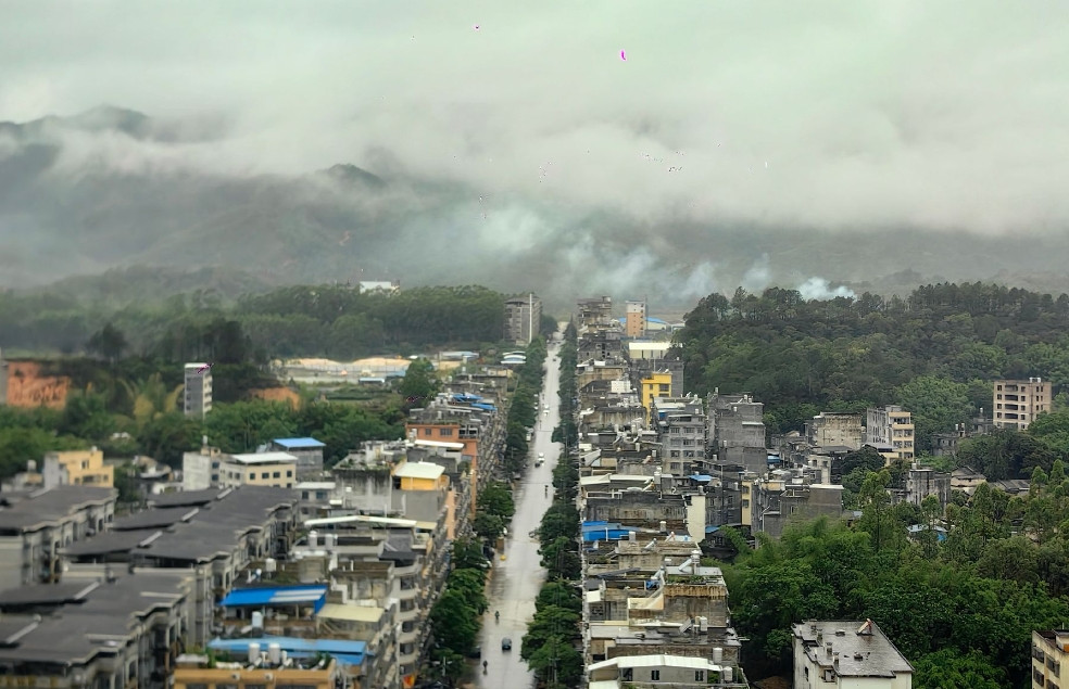 九洲江是广西陆川的母亲河，是广东鹤地水库的主要水源，发源于陆川县城周边高山，汇聚
