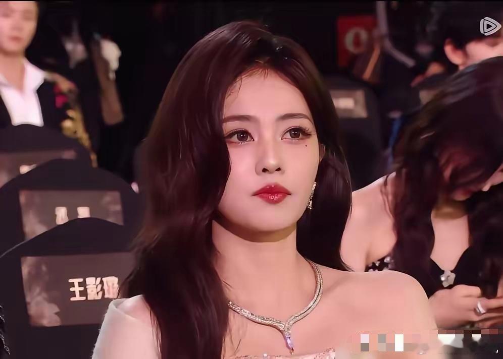 千万别真情实感地搞CP，不然你看白鹿和张凌赫，就是下场。你以为这是小情侣闹掰了？