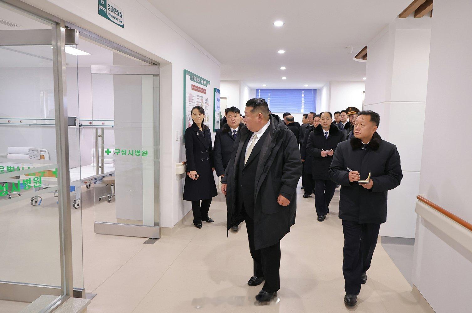 金与正持中国产手机金与正与哥哥金正恩出席龟城市医院竣工典礼，手上持有的手机貌似中