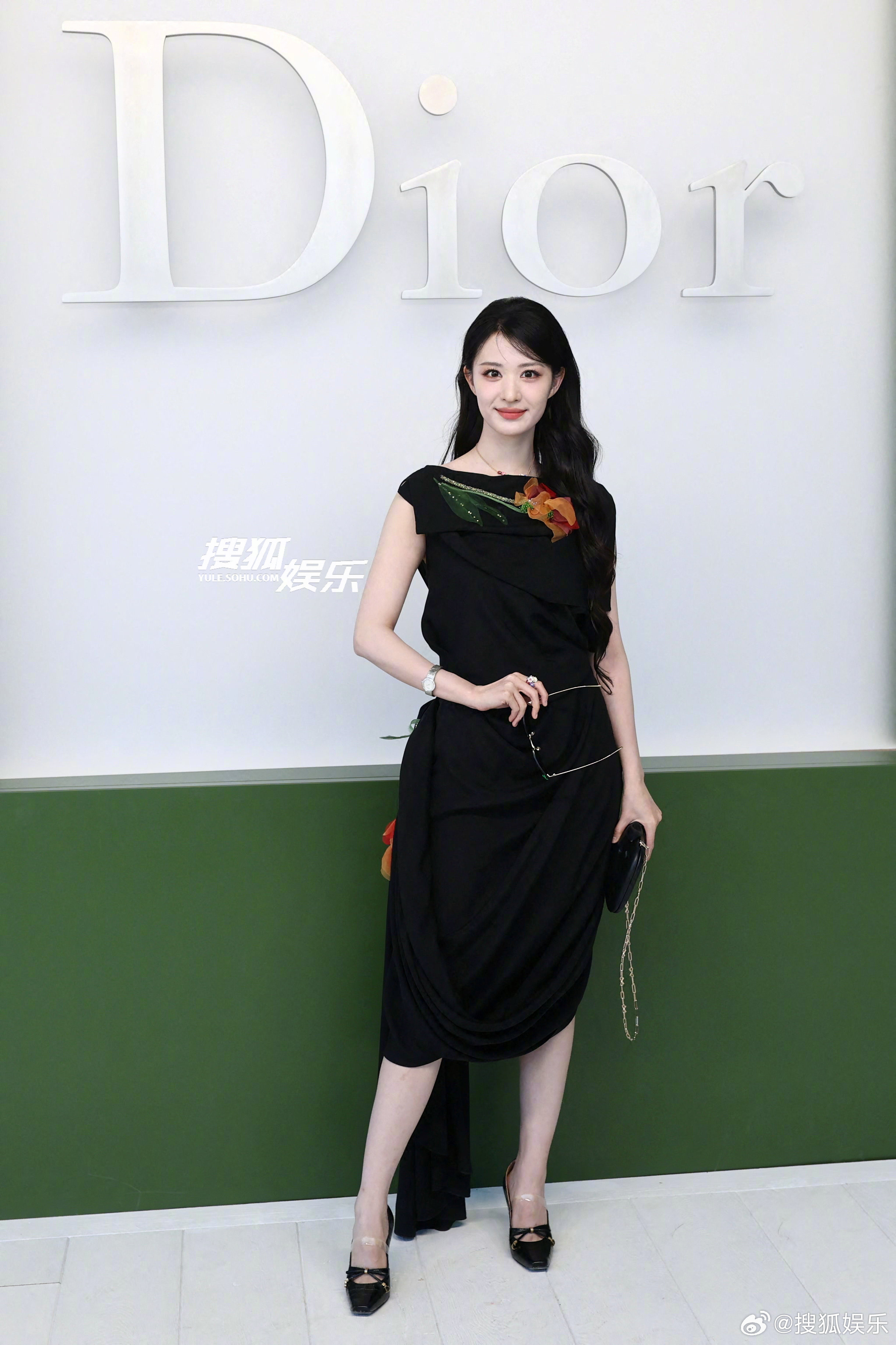 李昀锐、王楚然、金智秀亮相巴黎时装周看秀，来看看三位的状态巴黎时装周