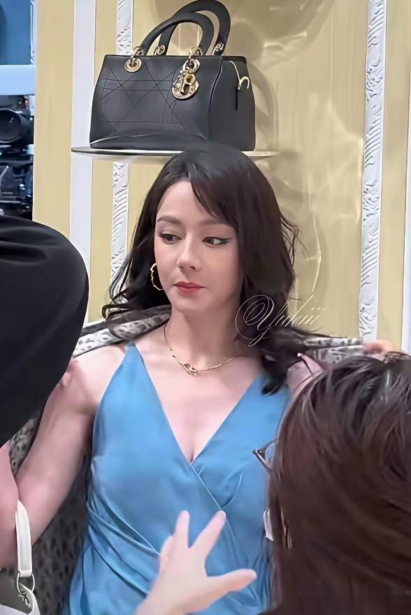 很显老，迪丽热巴真的不适合燕尾眼线妆啊，不知道什么时候开始，热巴开始画这种浓妆示