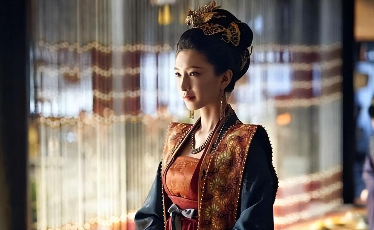 生死两皇后，指的是正宫皇后还活着且在位的时候，皇帝偏要发大疯，把其他刚去世的女人