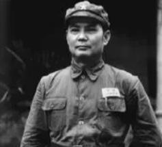 1935年，叶剑英正在开会。这时，译电员悄悄走了进来，交给他一份电报。他随手打开