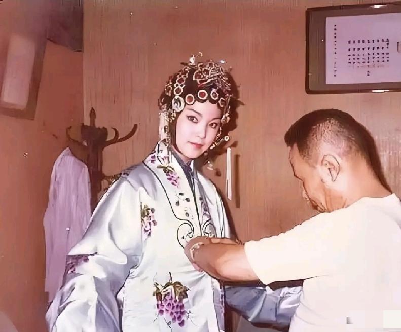 在后台穿上京剧戏服的邓丽君，扮相俊美有灵气。邓丽君不但从小会唱京剧，黄梅戏也唱